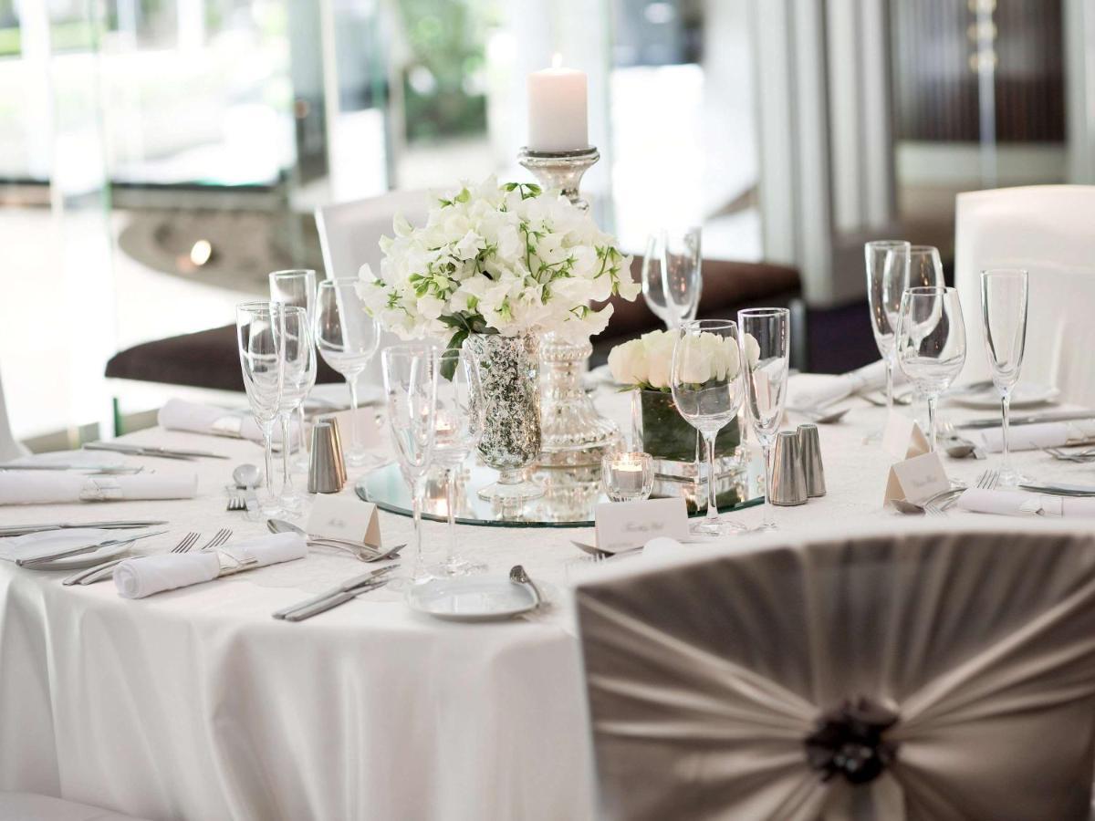 Pullman Sydney Hyde Park Hotell Exteriör bild A table set for a formal dinner