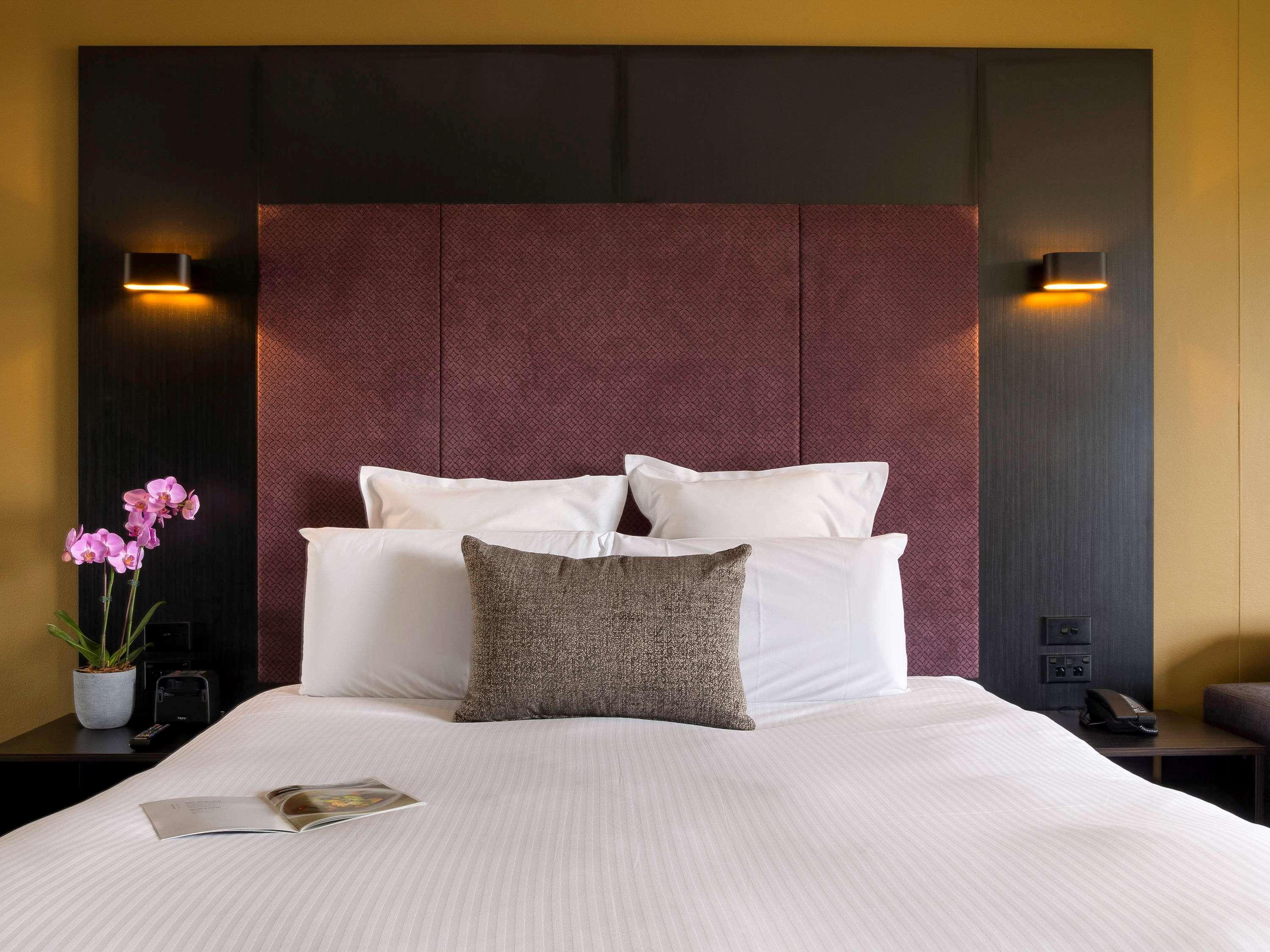 Pullman Sydney Hyde Park Hotell Exteriör bild A bedroom at the hotel
