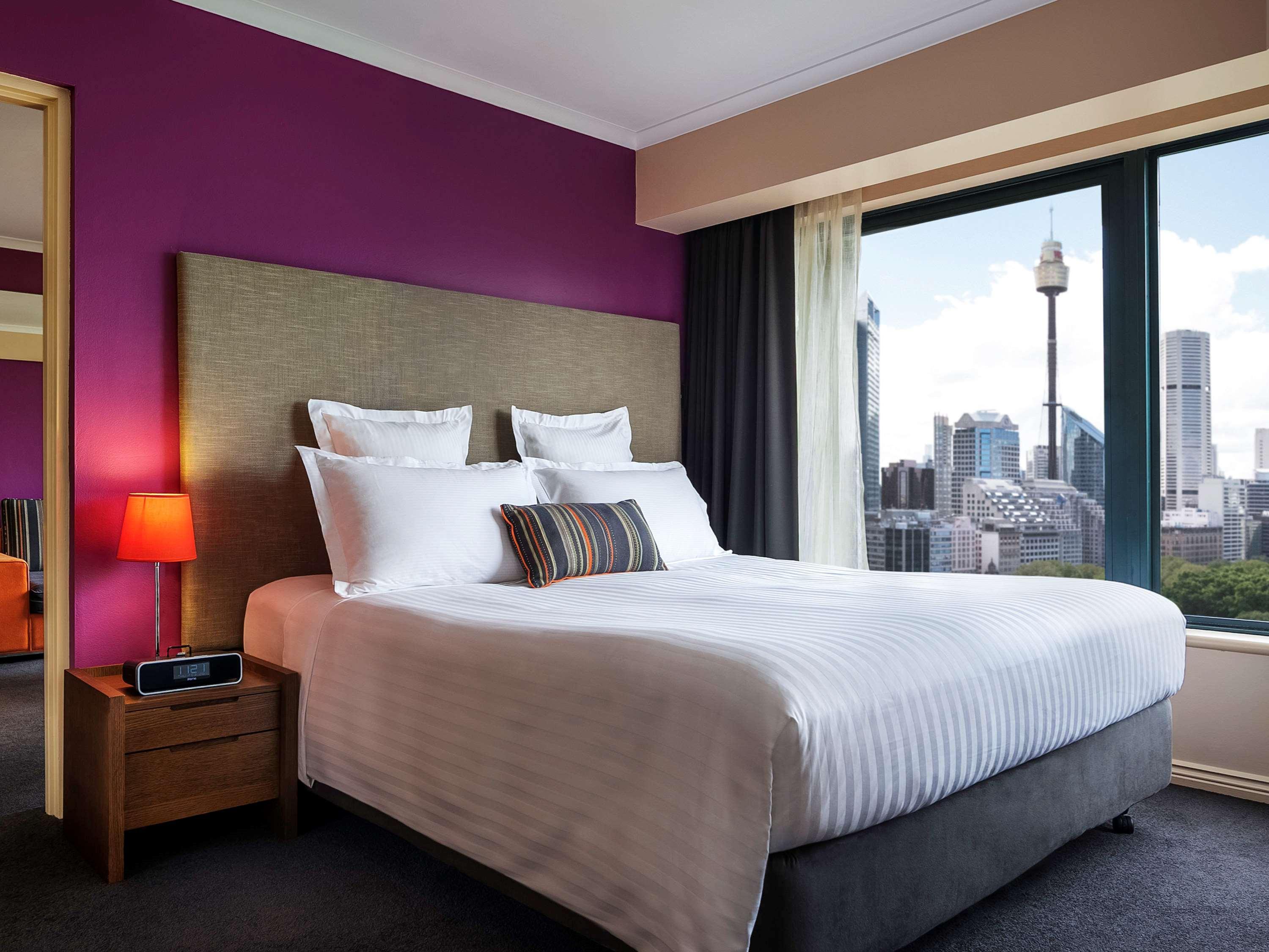 Pullman Sydney Hyde Park Hotell Exteriör bild A bedroom at the hotel
