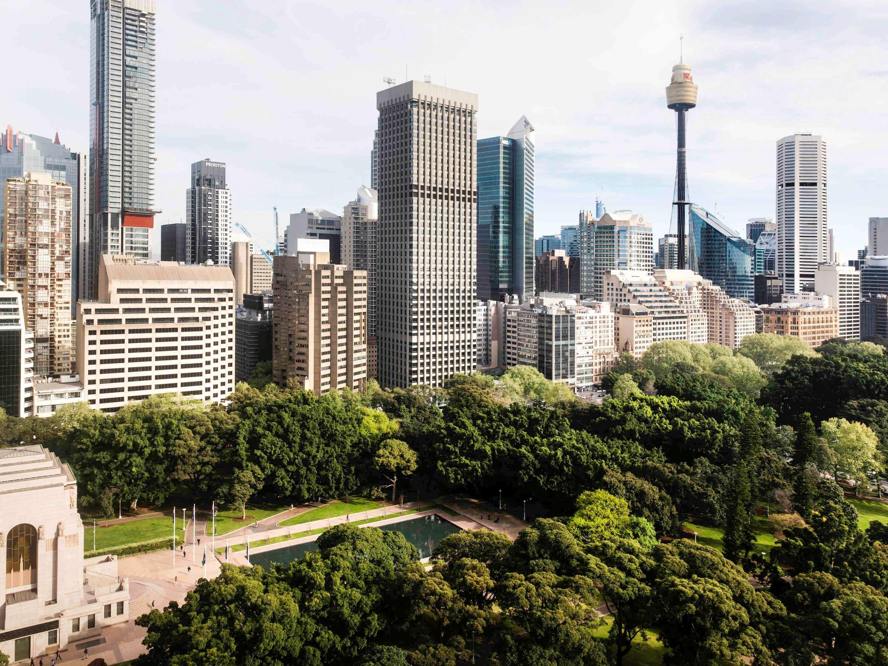 Pullman Sydney Hyde Park Hotell Exteriör bild The proposed new World Trade Centre, with the Sydney CBD in the background