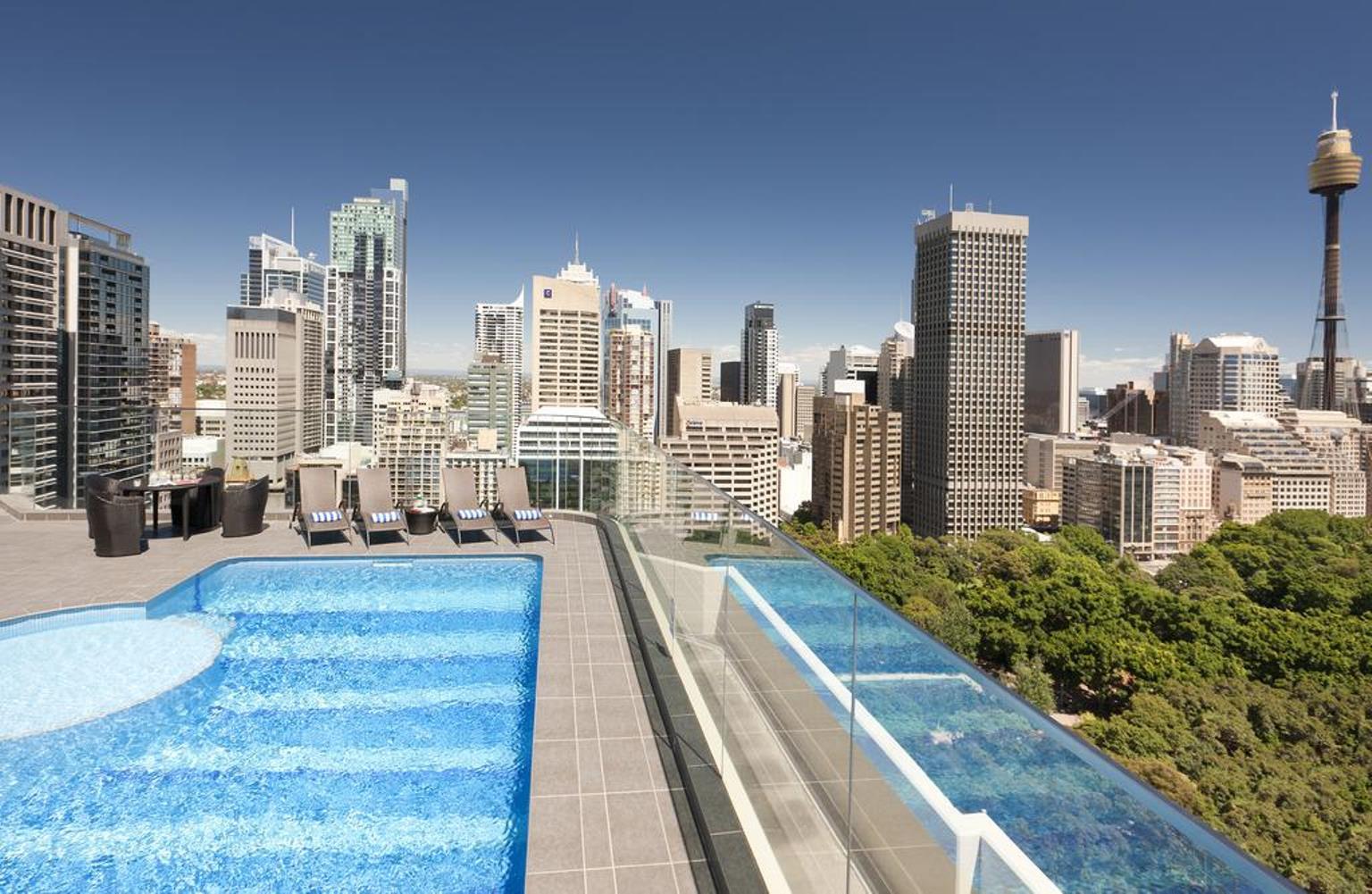 Pullman Sydney Hyde Park Hotell Exteriör bild The rooftop pool at the Emporium Hotel South Bank