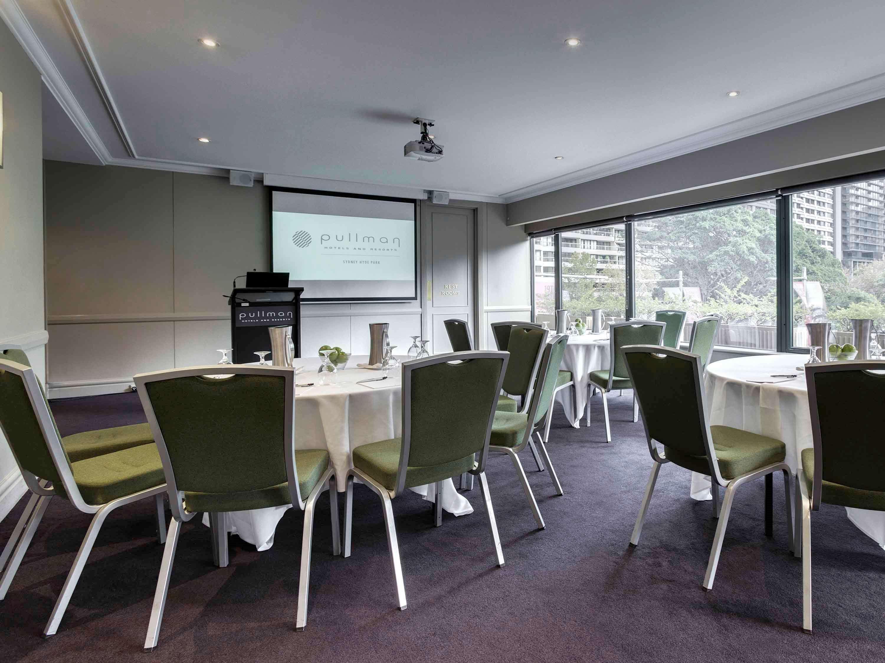 Pullman Sydney Hyde Park Hotell Exteriör bild The Boardroom
