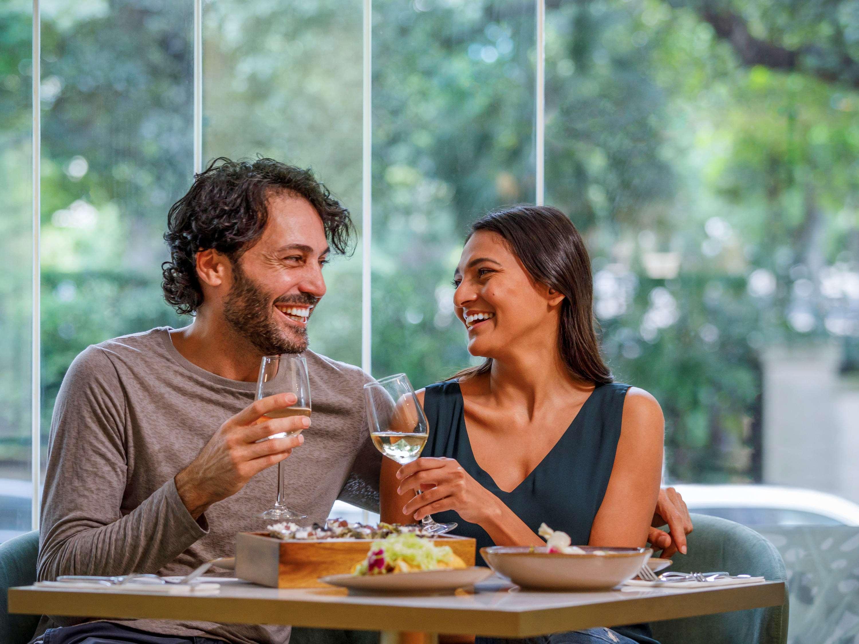 Pullman Sydney Hyde Park Hotell Exteriör bild A couple dining together