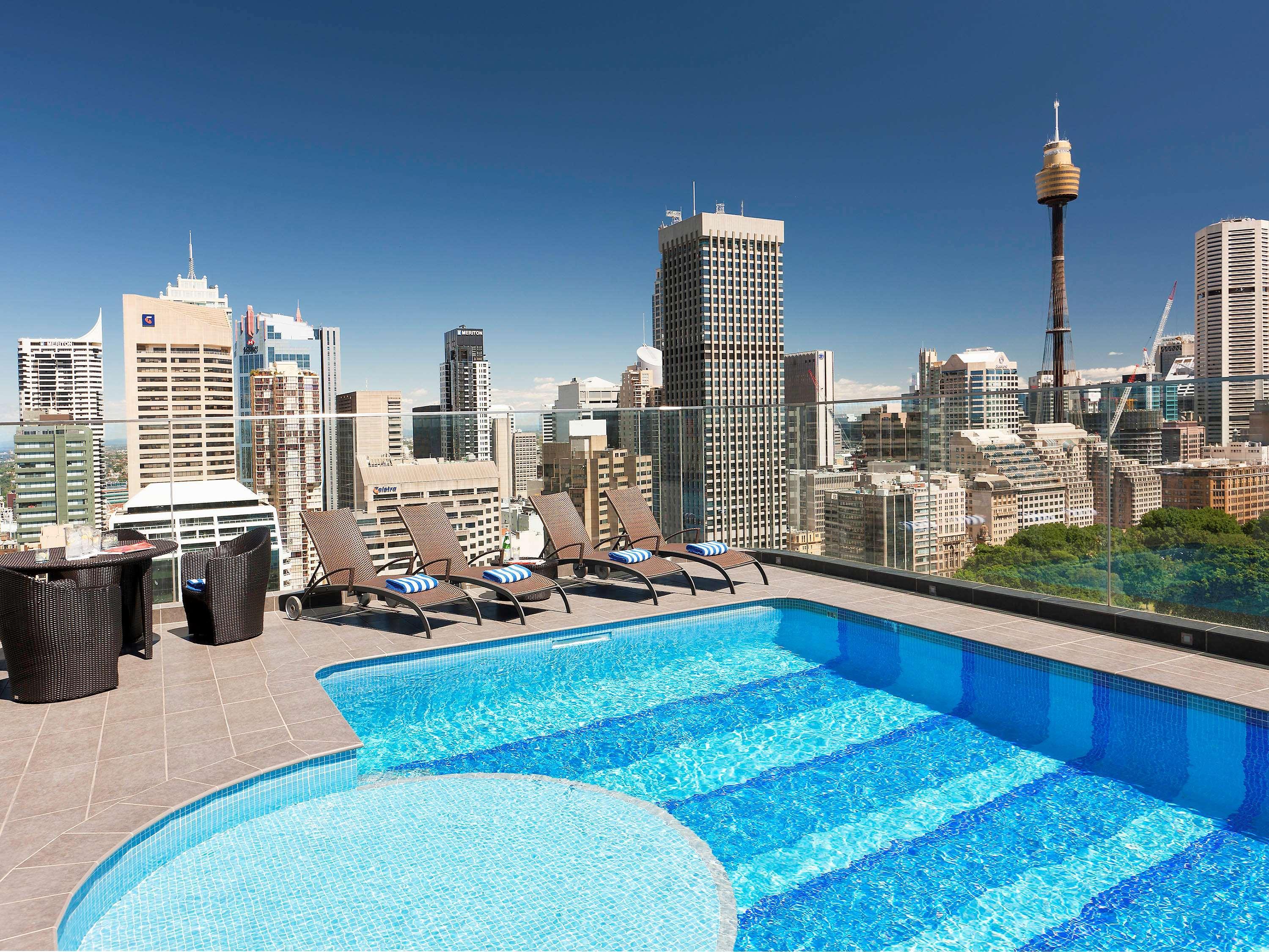 Pullman Sydney Hyde Park Hotell Exteriör bild The rooftop pool at the hotel