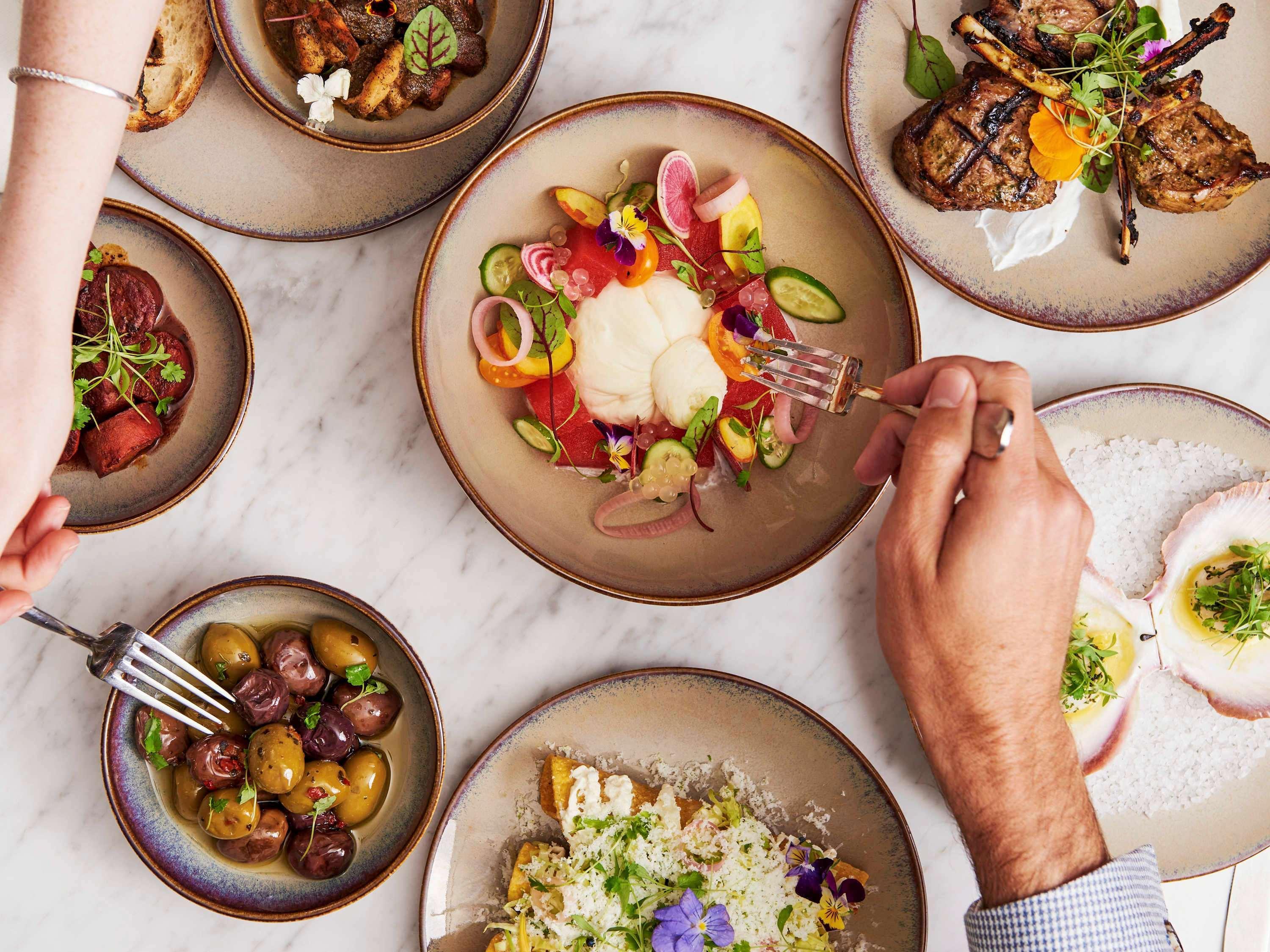 Pullman Sydney Hyde Park Hotell Exteriör bild Dishes at the restaurant