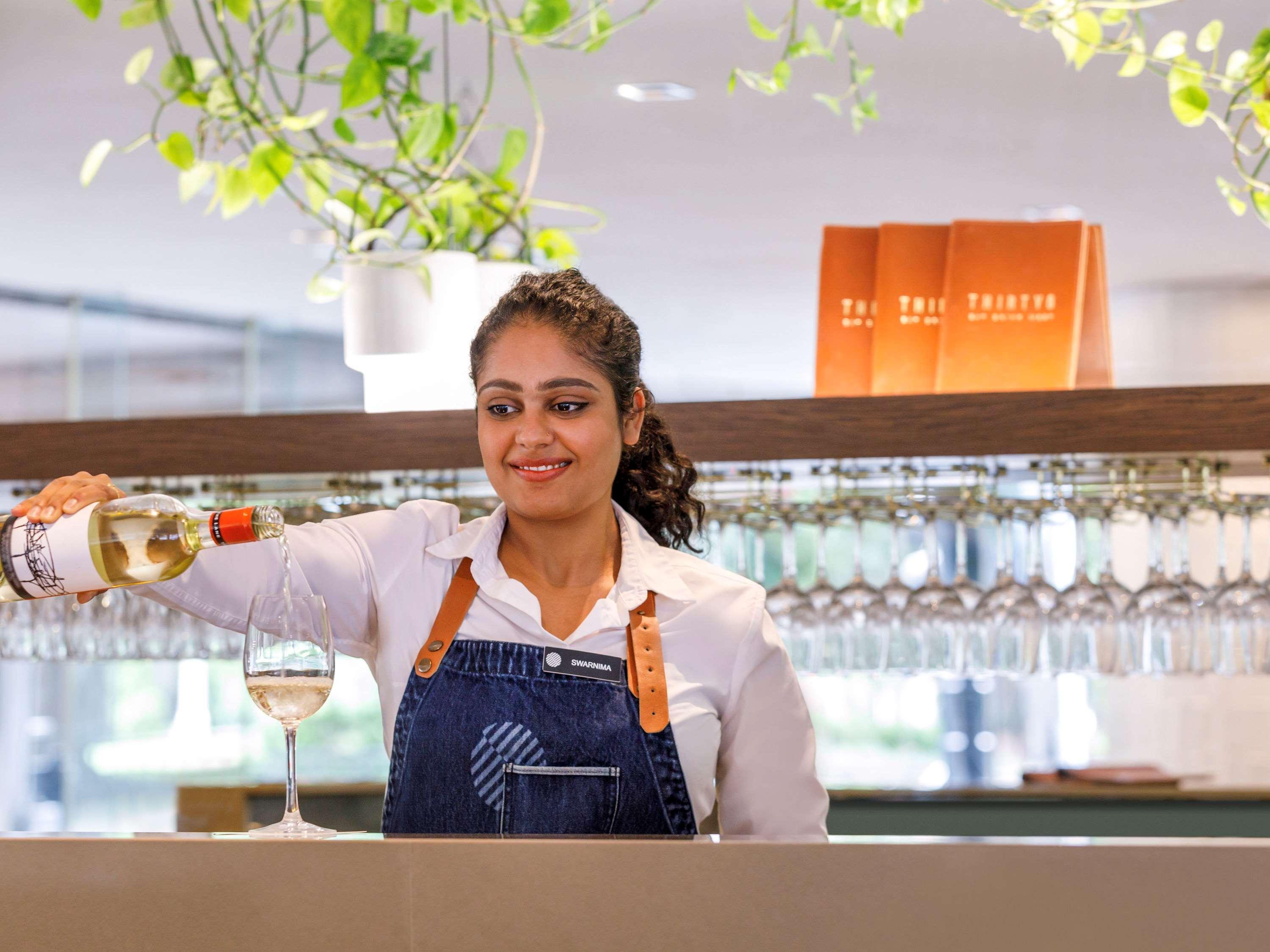 Pullman Sydney Hyde Park Hotell Exteriör bild A bartender at work