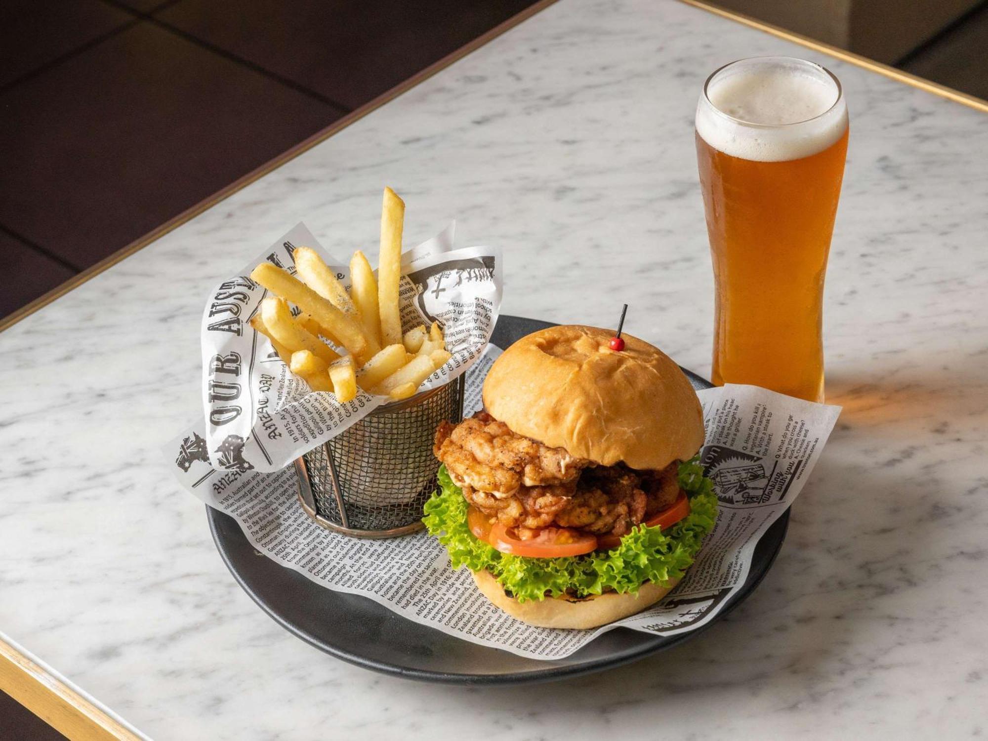 Pullman Sydney Hyde Park Hotell Exteriör bild A burger with fries and a beer