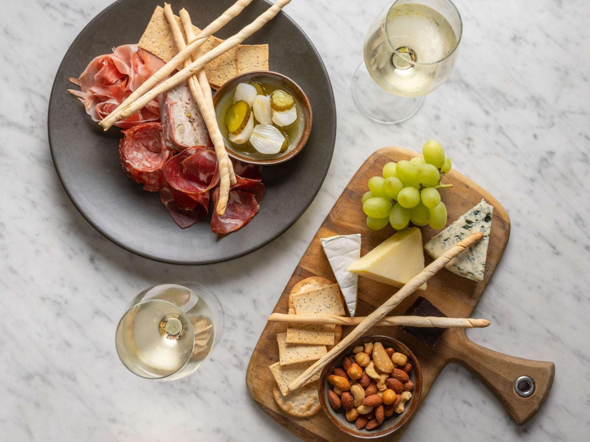 Pullman Sydney Hyde Park Hotell Exteriör bild A cheese and wine platter