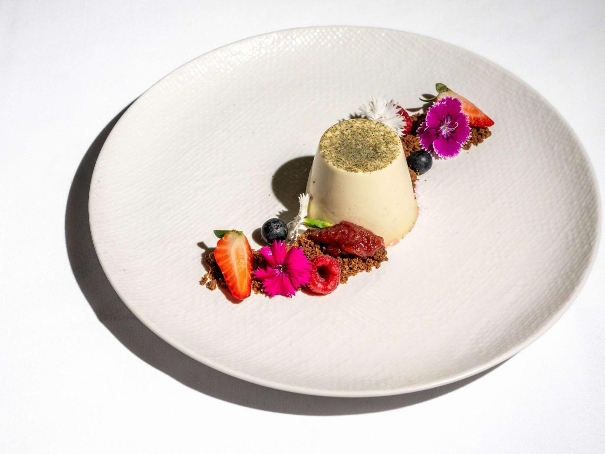 Pullman Sydney Hyde Park Hotell Exteriör bild A dessert