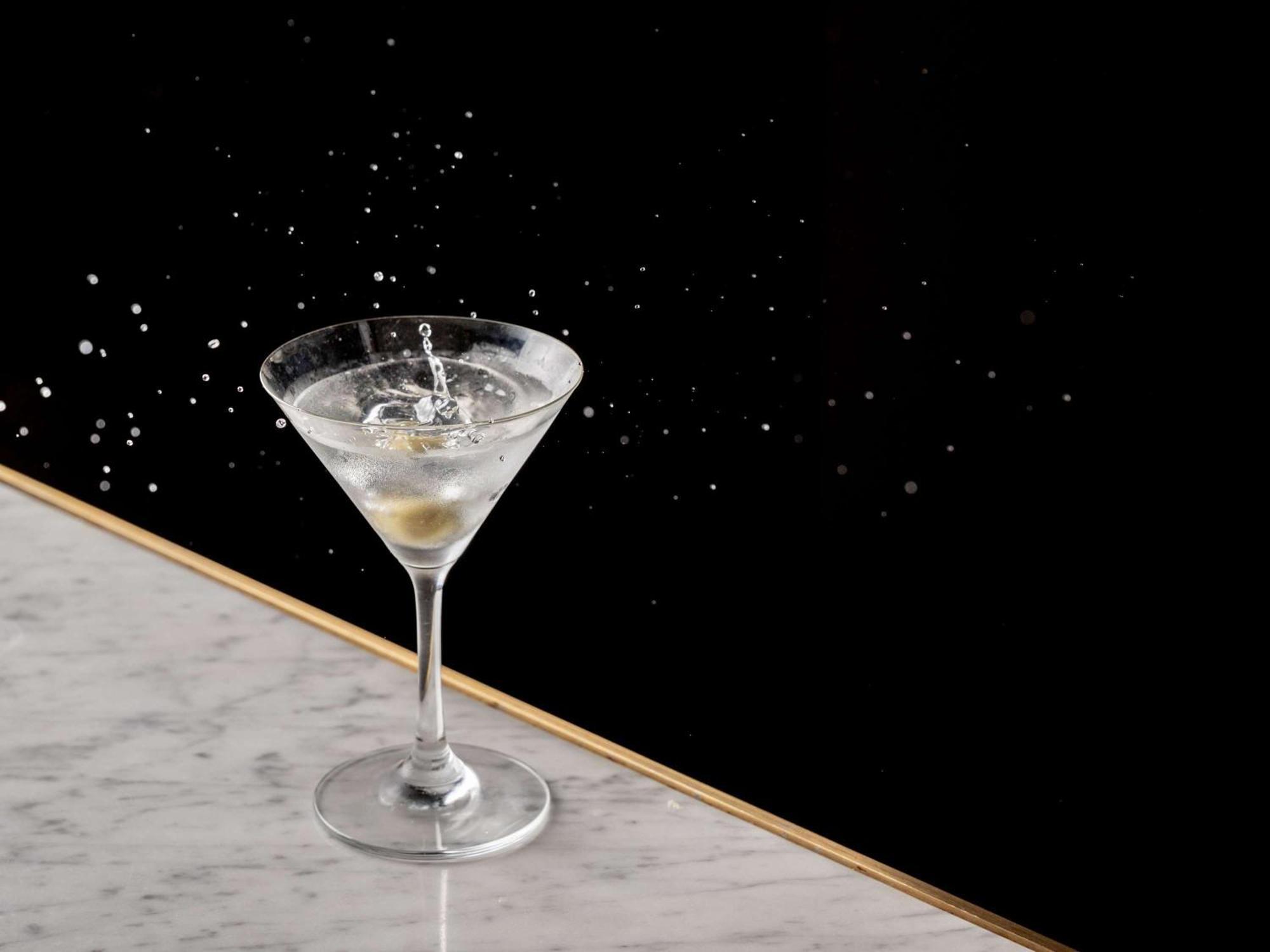 Pullman Sydney Hyde Park Hotell Exteriör bild A dry martini