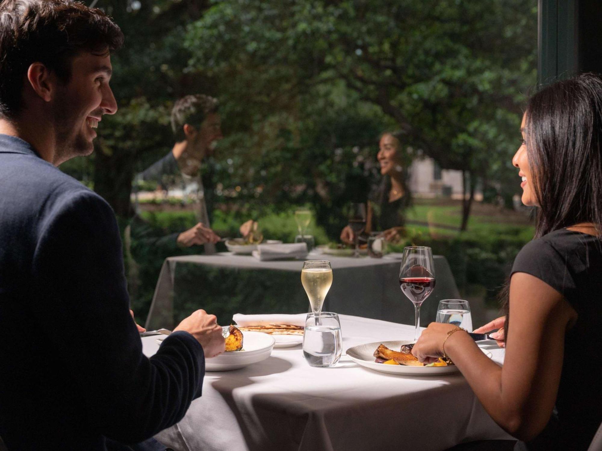 Pullman Sydney Hyde Park Hotell Exteriör bild A couple dining at a restaurant