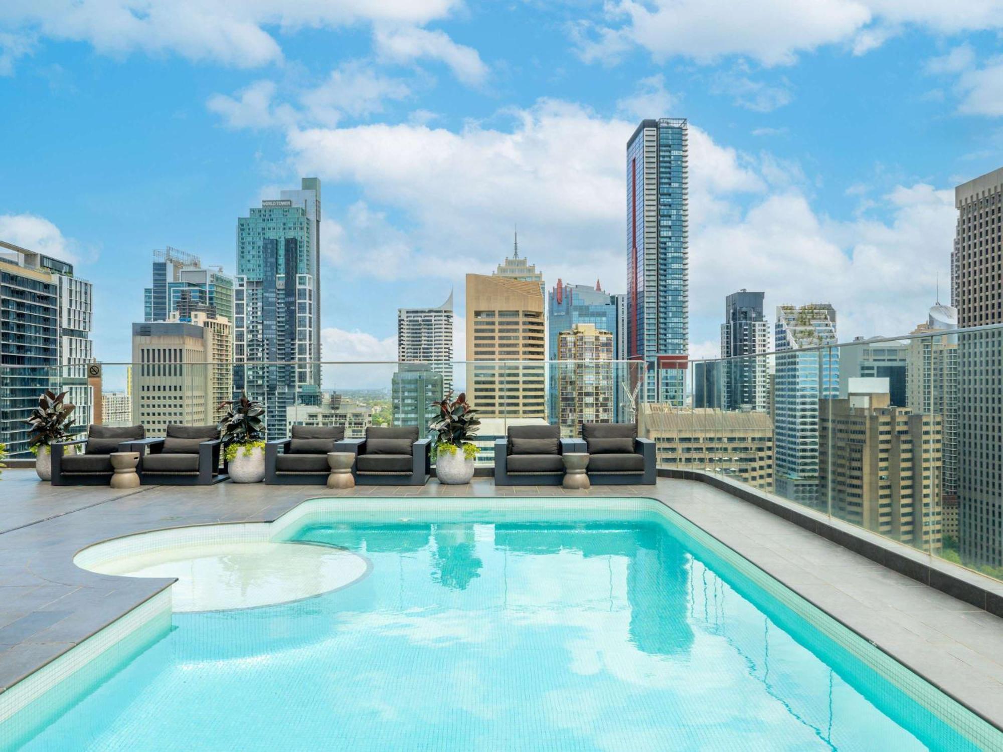 Pullman Sydney Hyde Park Hotell Exteriör bild Rooftop pool at Emporio