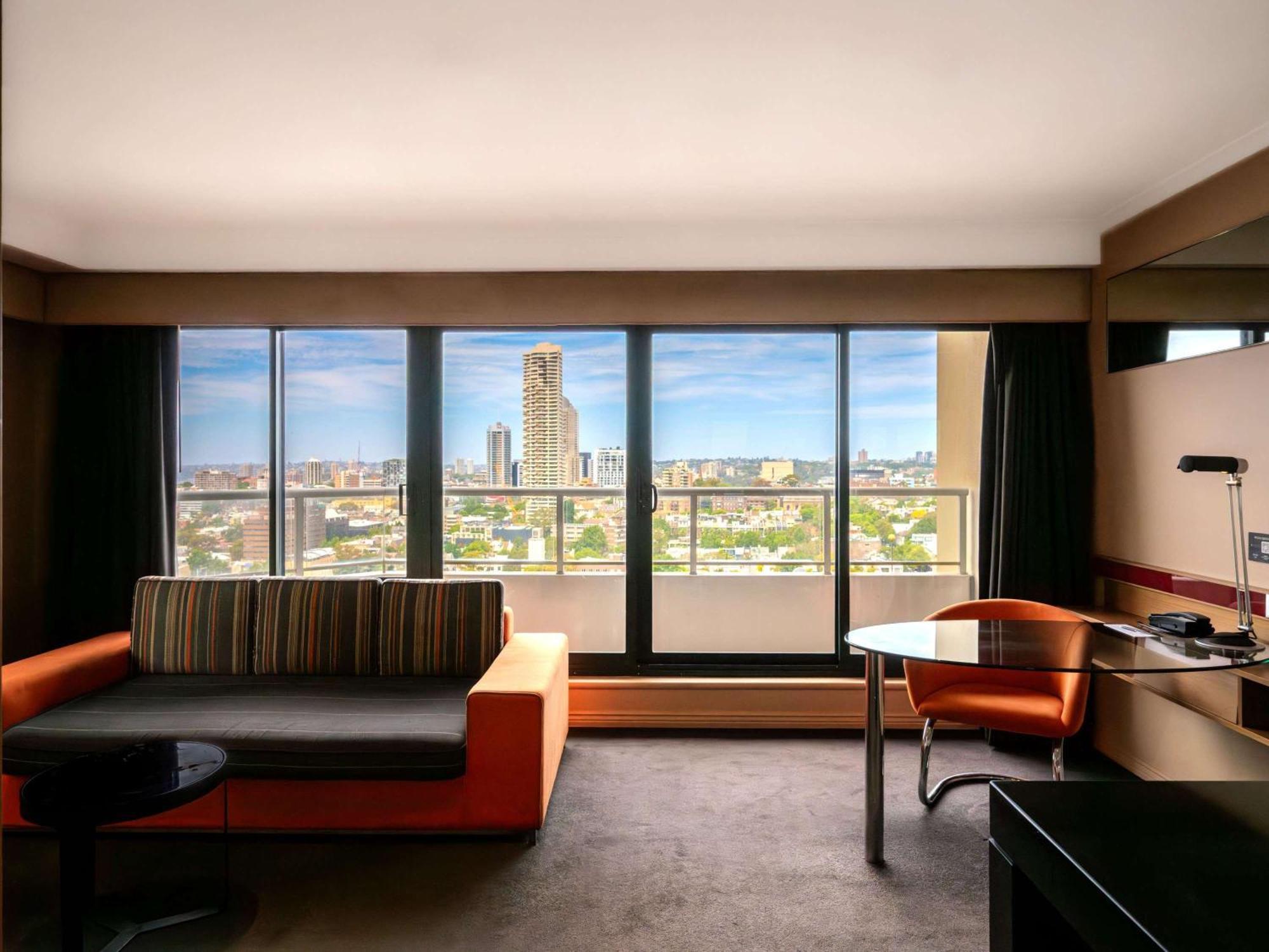 Pullman Sydney Hyde Park Hotell Exteriör bild A room at the hotel