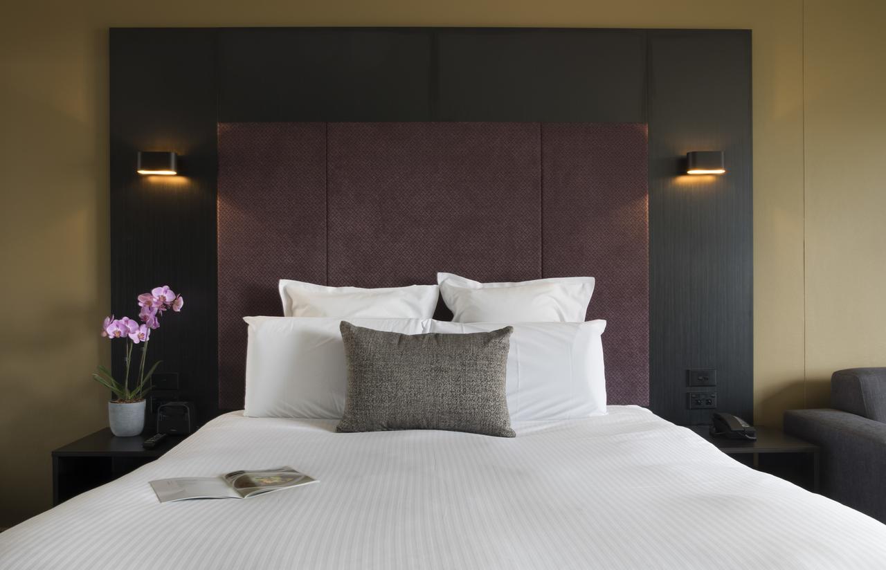 Pullman Sydney Hyde Park Hotell Exteriör bild A bedroom at the hotel